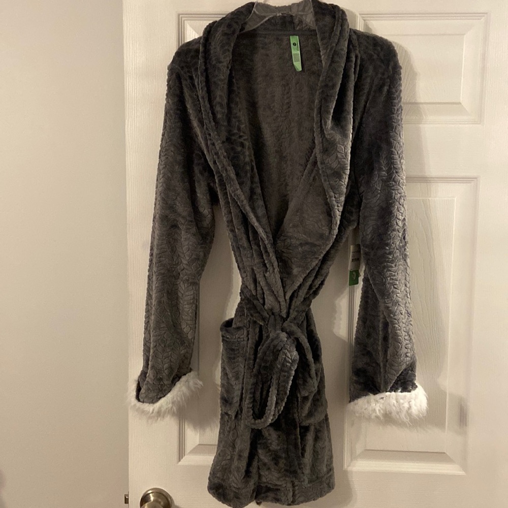 HONEYDEW INTIMATES BATHROBE SIZE S/M BRAND NEW LENGTH 34” COLOR GRAY SO FLUFFY